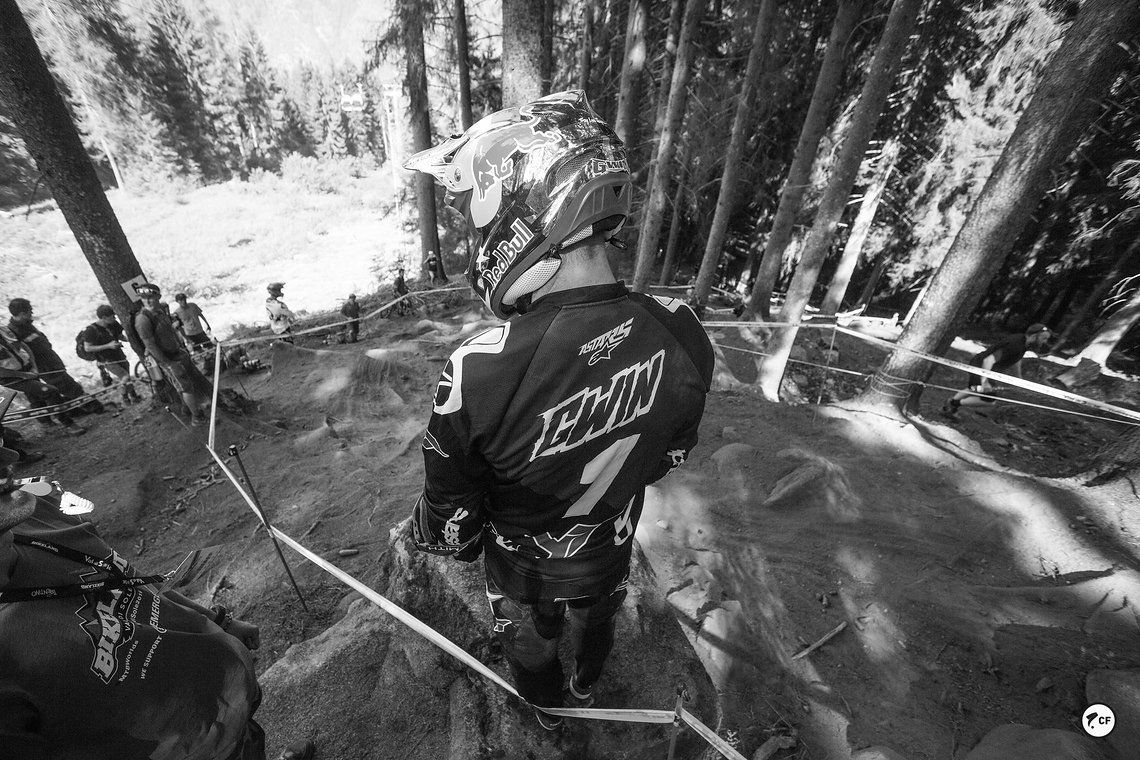 Aaron Gwin nahm sich bei der ersten Abfahrt zwanzig Minuten Zeit, die erste "Schlüsselstelle" zu begutachten, andere Personen zu beäugen um dann wie eine Dampflok über die Piste zu walzen.