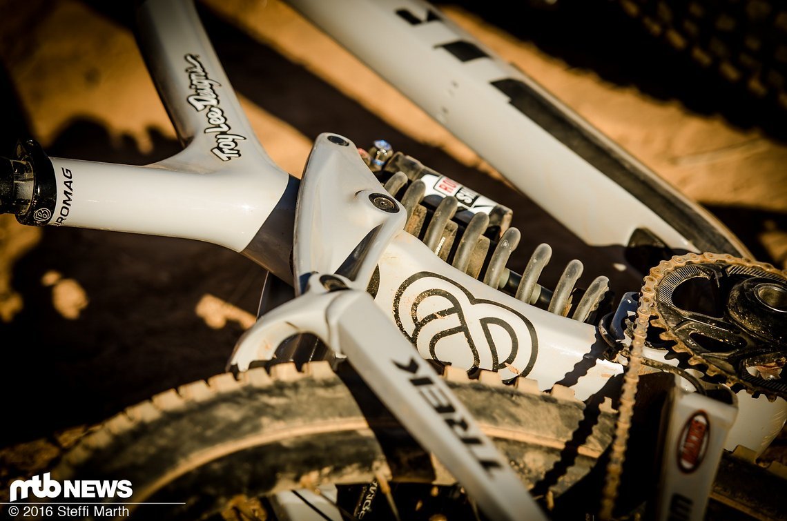 Am Heck kommt ein Stahlfeder-Dämpfer aus dem Hause RockShox zum Einsatz ...