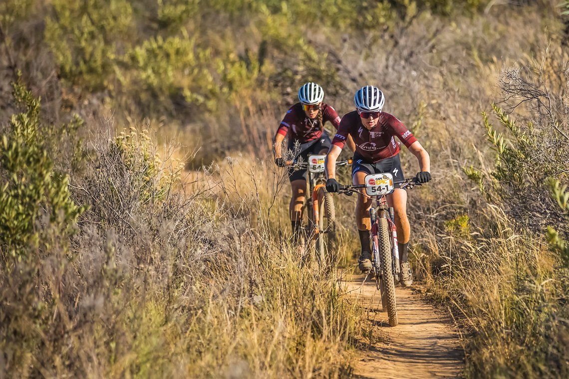 Haley Batten (vorne) und Sofia Gomez (hinten) waren die Hauptprotagonistinnen auf der äußerst turbulenten Etappe des Cape Epic 2022