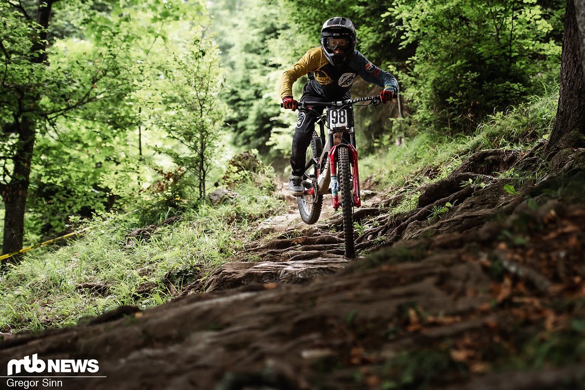 Luca Höfler lässt sein DH-Bike über die ausgeballerte Strecke tänzeln.