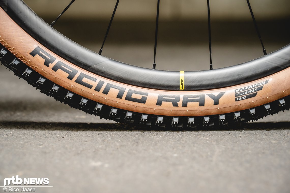 … Schwalbe Racing Ray runden das Paket ab.