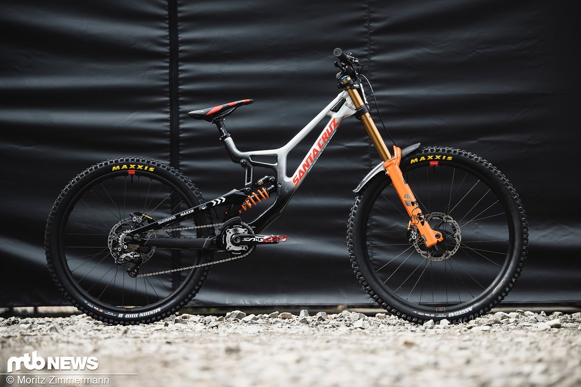 Nina Hoffmann ist weiterhin auf ihrem Santa Cruz V10 unterwegs.