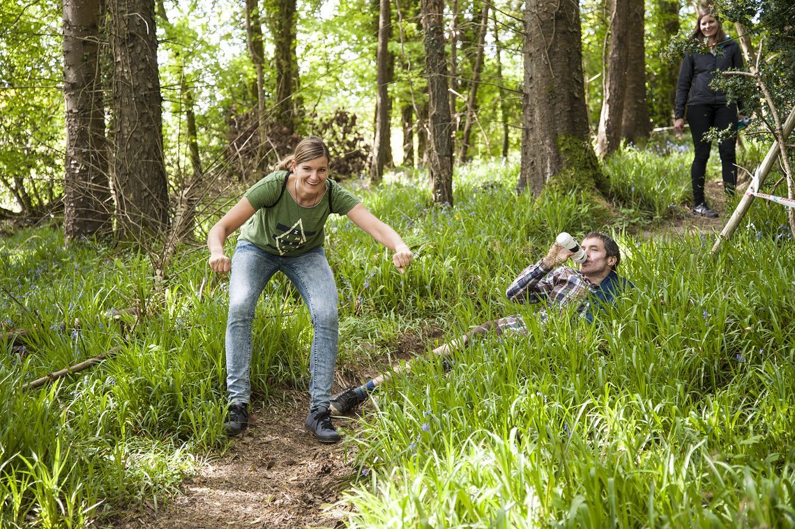 Streckenbesichtigung vor dem Rennen, Jamie Nicoll legt sich in ein Beet voller „Blue Bells“