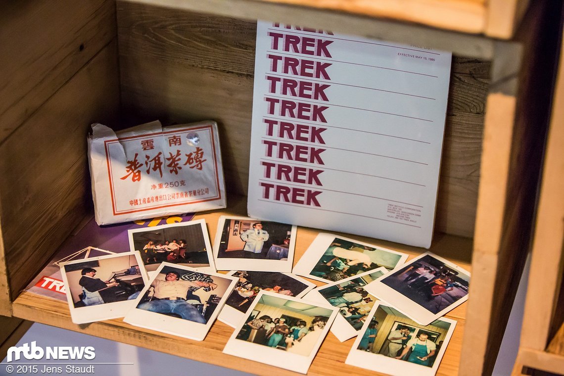 wer es nicht mehr kennt: das sind keine Instagram-Ausdrucke sondern Polaroid-Sofortbilder. Diese kamen aus speziellen Fotoapparaten sofort heraus und erstrahlten nach 2,3 Minuten in voller Pracht