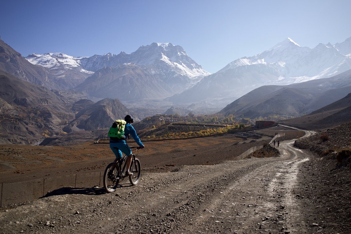 Uphill nach Muktinath. 36/42 sogar auf der Flachpassage.