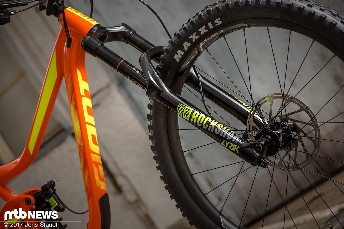Die RockShox Lyrik ist nicht in der Standard-Ausführung verbaut, sondern kommt mit verlängertem 46 mm-Offset.