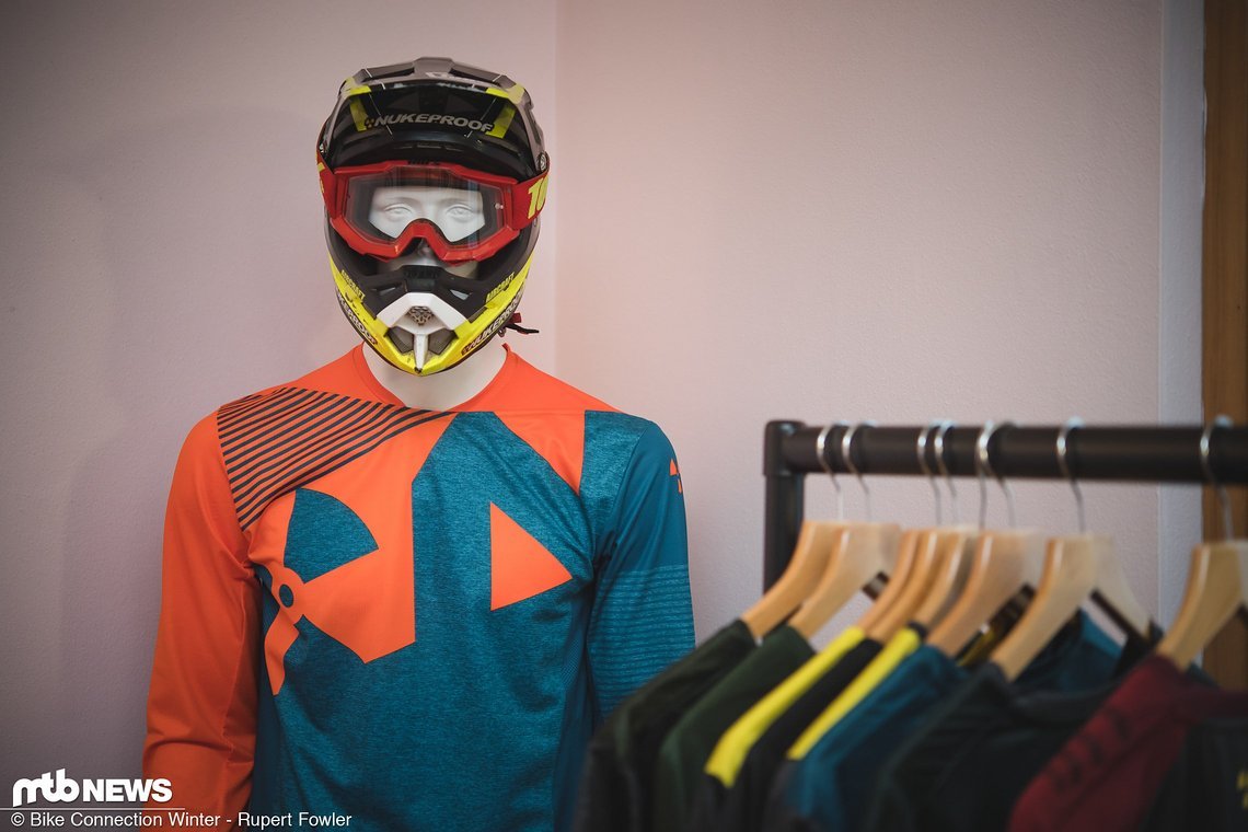 … bis hin zum passgenauen Oberteil für den Downhill-Racer ist in der Nukeproof-Klamottenkollektion für jeden Geschmack etwas dabei.