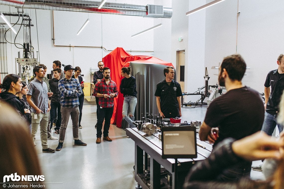 Im Testzentrum sind, man kennt es von einigen anderen Herstellern, viele Apparaturen aufgebaut