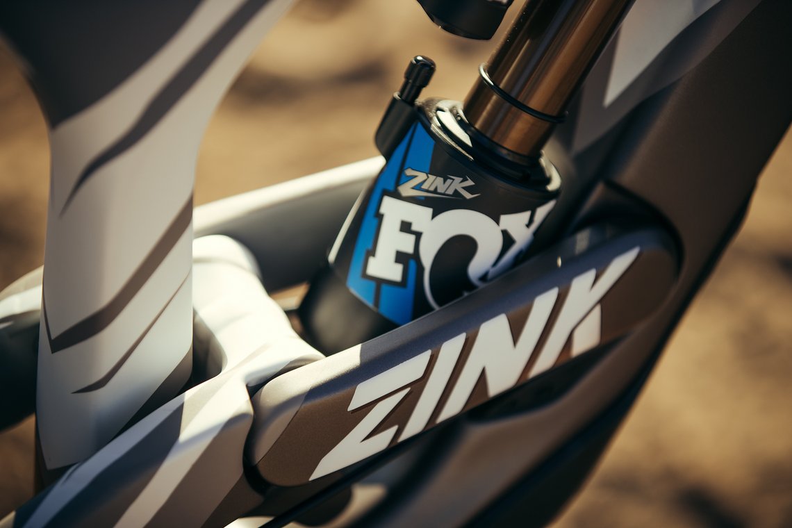 Luft oder Coil? Für Cam Zink ist die Sache klar: Er fährt einen Fox Float X2 am Heck seines YT Tues. Foto: Ale di Lullo