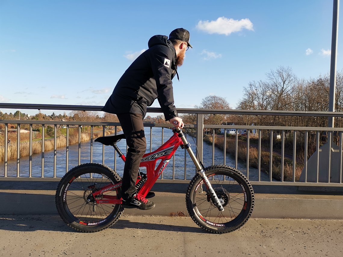 Bei so viel Federweg steht es sich richtig plüschig auf dem Rad