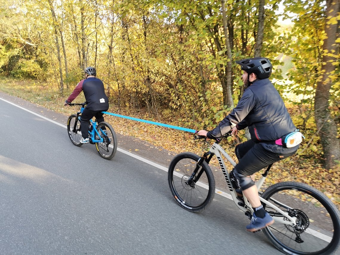 Mit den Bungee-Seilen lassen sich auch erwachsene Biker*innen den Berg hochziehen.