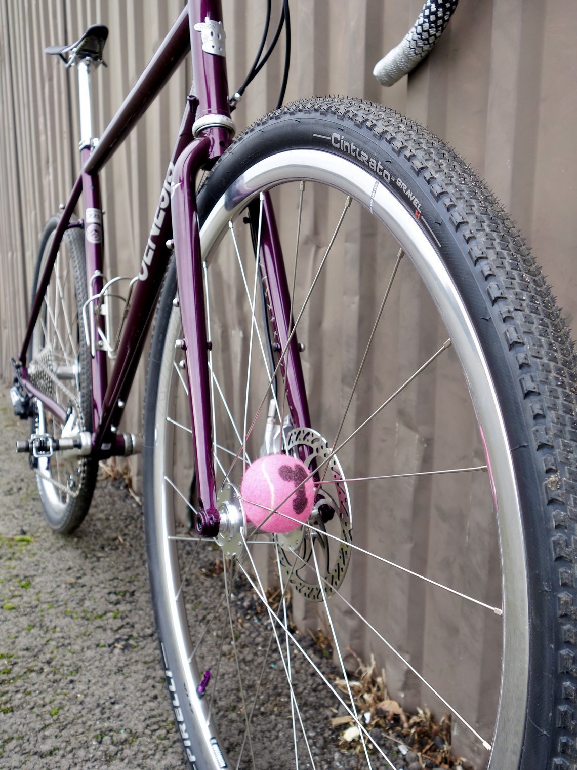 Die Ritchey Classic Zeta Laufräuder werden ergänzt von einem Gravel Hub Ball by Bener