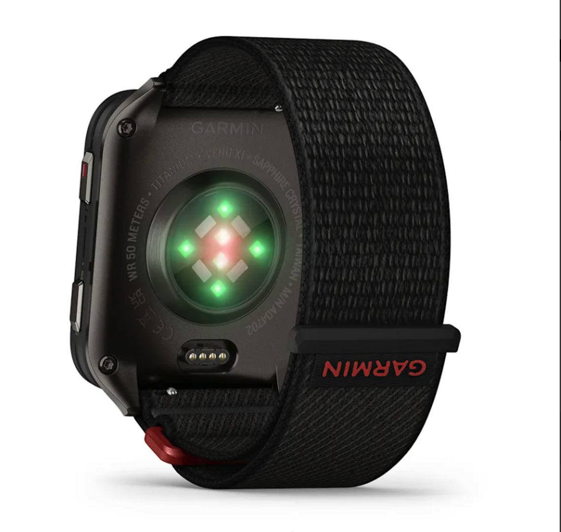 Der Uhr wurden ein AMOLED-Touchdisplay mit Saphirglas, eine LED-Taschenlampe und eine Titanrückseite verpasst.
