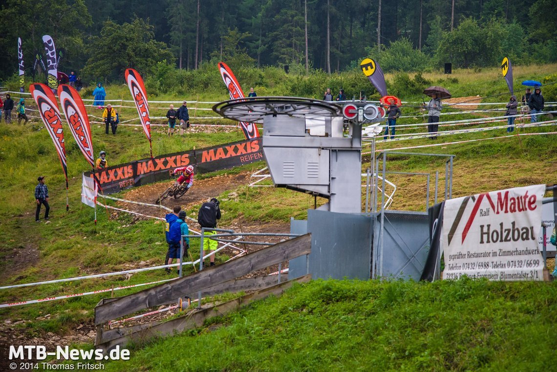 Markus Klausmann in der Maxxis Kurve im Zielhang.