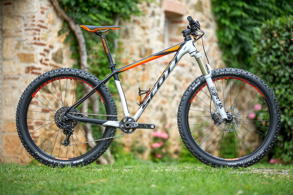 Das neue Scott Scale 710 Plus steht satt auf den breiten Reifen