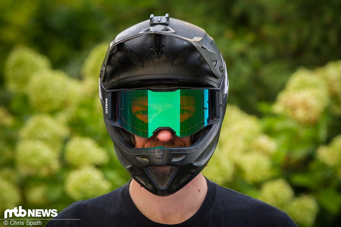 Zu groß: Specializeds Dissident baut schmal, die Brille passt nicht ideal in den Helm