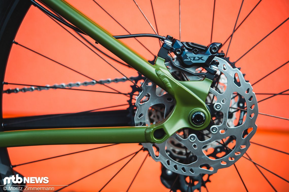 Die verbaute Shimano SLX-Bremse soll mit ihren Vierkolben-Sätteln jede Menge Bremspower zur Verfügung stellen.