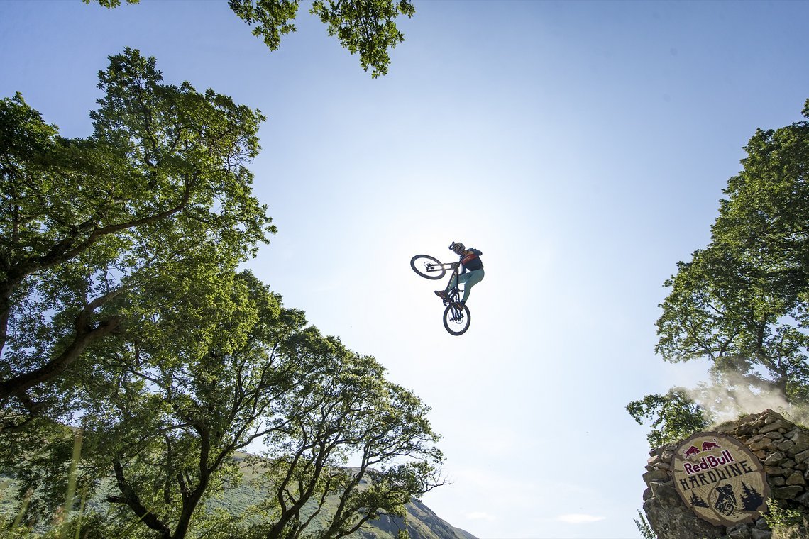 Kade Edwards segelt hier in der Luft herum.