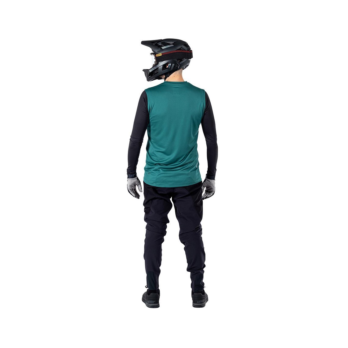 Das Set besteht aus Trikot und Hose, das Trikot ist in vier Farben erhältlich, die Hose kommt durchgehend in Schwarz.