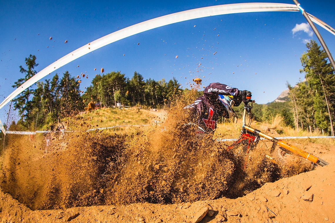 Nach dieser mächtig schnellen Kurvenfahrt landete Aaron Gwin mit nur 0,18 Sekunden Rückstand hinter seinem ehemaligen Teamkollegen Troy Brosnan.