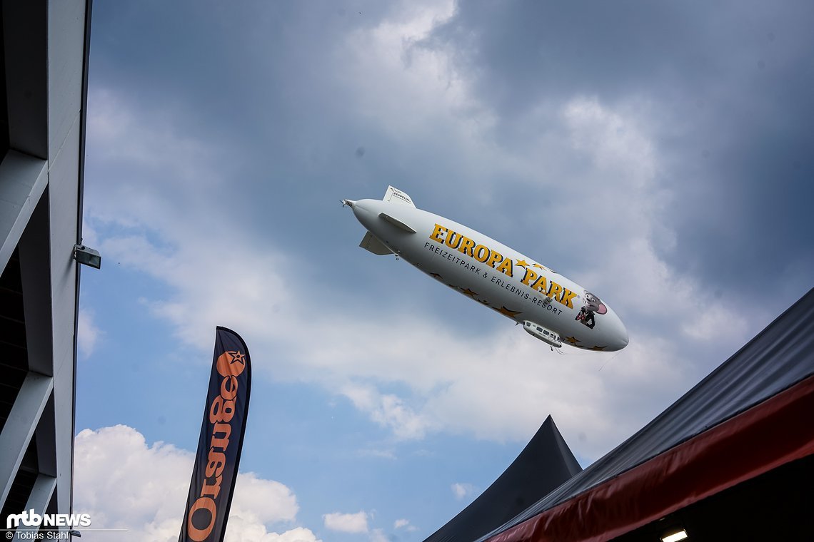 Eurobike wäre nicht Eurobike ohne einen der für Friedrichshafen typischen Zeppeline