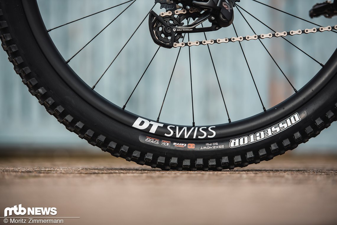 DT Swiss Carbon-Laufräder in Kombination mit schnell rollenden Maxxis-Reifen sollen für hohe Geschwindigkeiten sorgen.