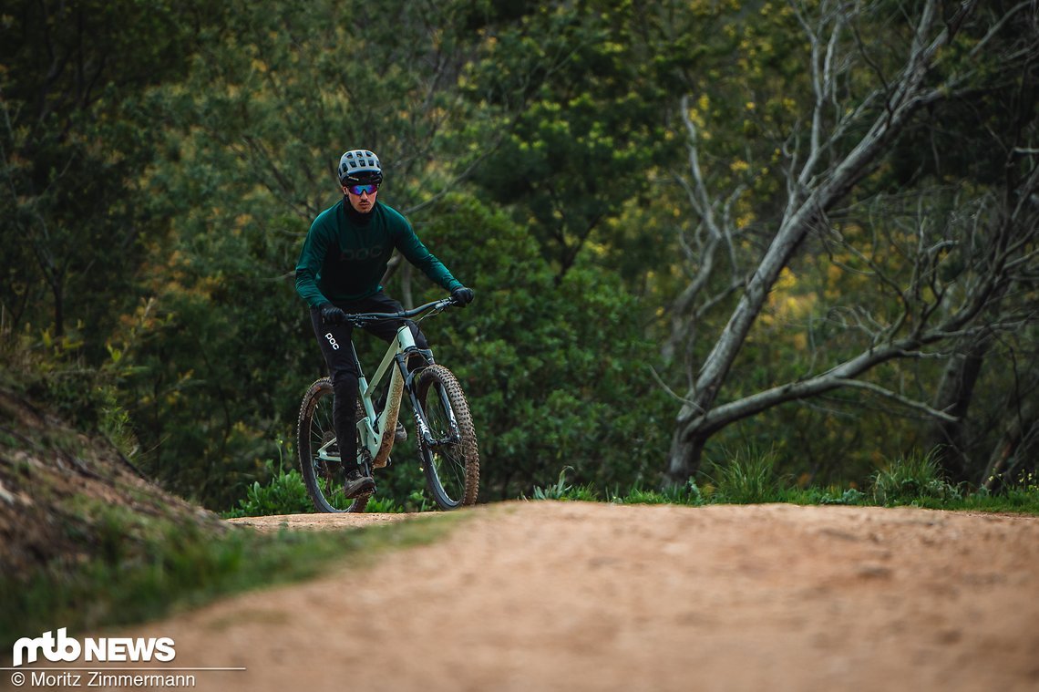 Es gibt im Uphill definitiv spritzigere Bikes, doch insgesamt kann man auf dem Scor 4060 ST sehr bequem die Höhenmeter erkurbeln. Wer es effizienter mag, greift tief nach unten und schaltet den Lock Out ein.
