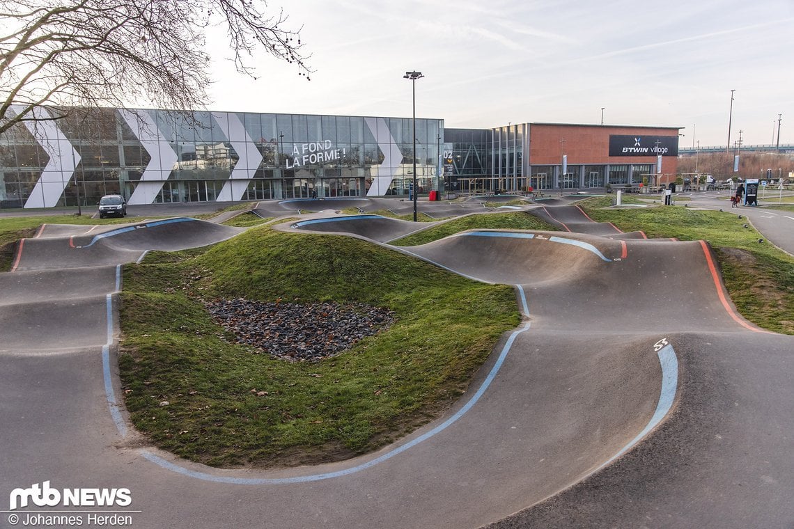 Da lacht das Pumptrack-Herz: Ein riesiger Kurs steht neben dem Gebäude.