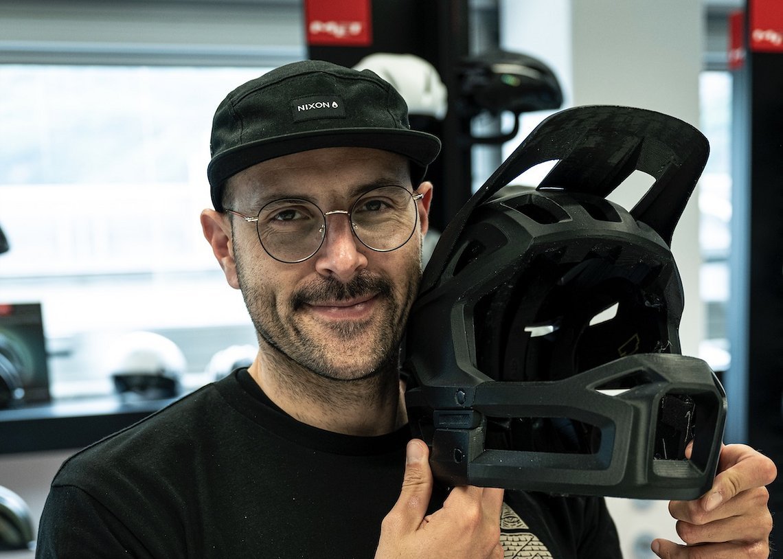 Der neuste Spross der Tochterfirma Bluegrass nennt sich Vanguard und stellt – bewertet nach 5 Testnormen – einen äußerst sicheren wie leichten Fullface-Enduro-Helm dar.