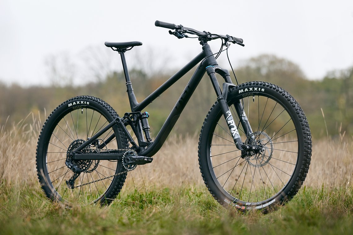 Die Fox 34 Gabel verfügt über 140 mm Federweg. Das CLAY wiegt 14,4 kg und kostet 3.999 €.