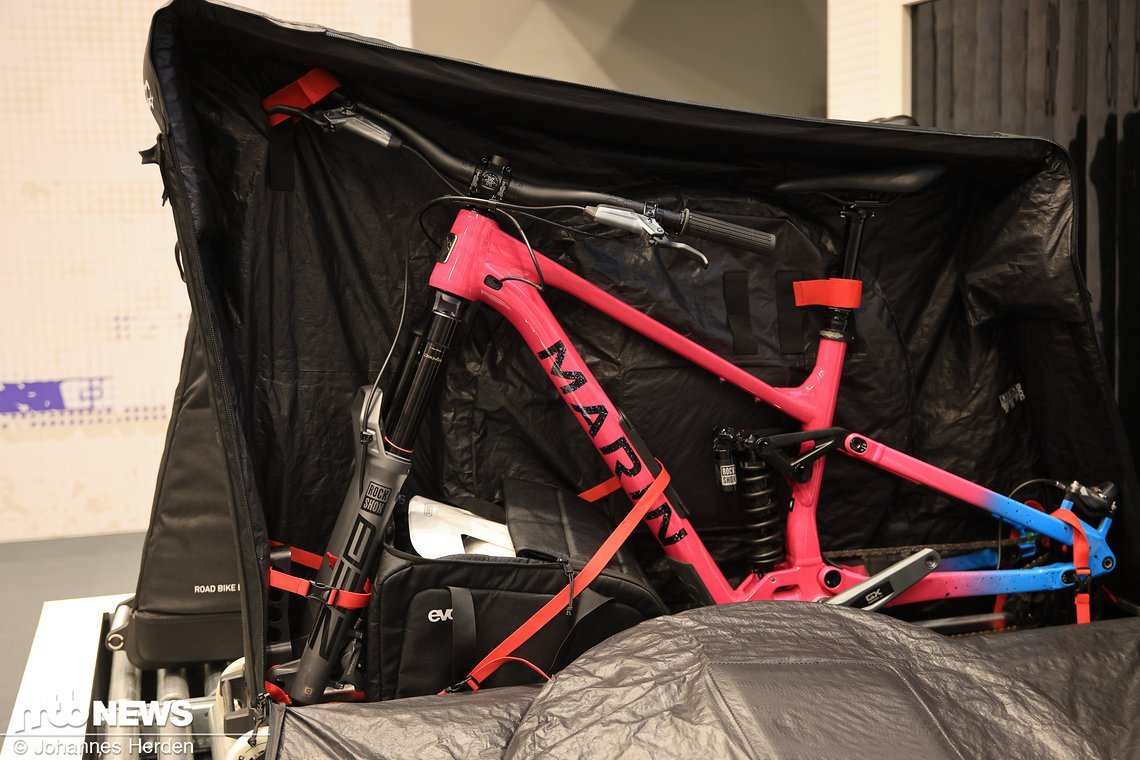Der Lenker wird dabei einfach parallel zum Rahmen gedreht und kann so in der Bike Bag verstaut werden.
