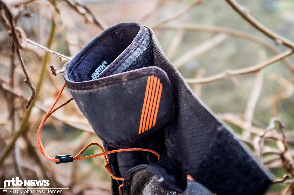 Geöffnet wird der Schuh, indem man die beiden Klettverschlüsse nacheinander löst