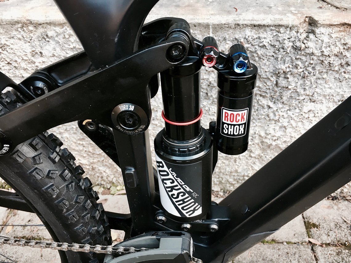 Am Heck werkelt der überarbeitete RockShox Vivid Air R2C Dämpfer