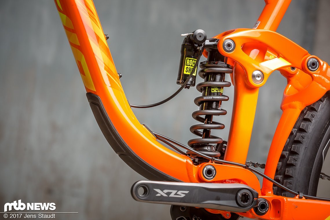 Im Maestro-Hinterbau arbeitet ein RockShox Super Deluxe Coil, der per Lenkerfernbedienung sperrbar ist.
