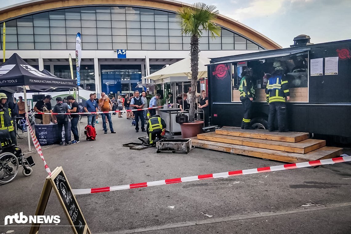 Der heißeste Platz auf der Messe: diese Grillbude ging in Flammen auf und musste gelöscht werden