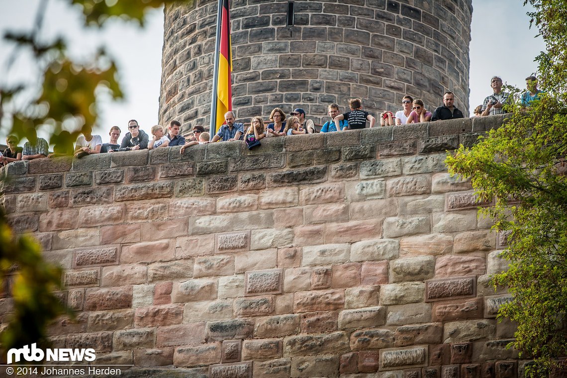 Viele Zuschauer auf der Burg