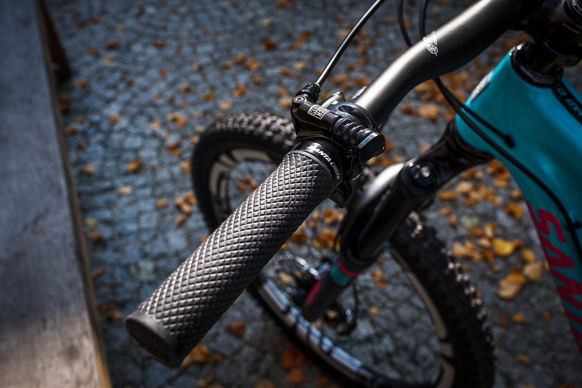 Santa Cruz Griffe und der Hebel für die RockShox Reverb Sattelstütze