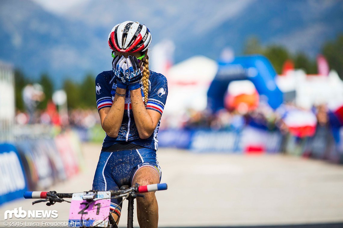 Die Französin sicherte sich innerhalb von einem Jahr die Straßen-, Cross- und MTB-WM-Titel! Historisch!