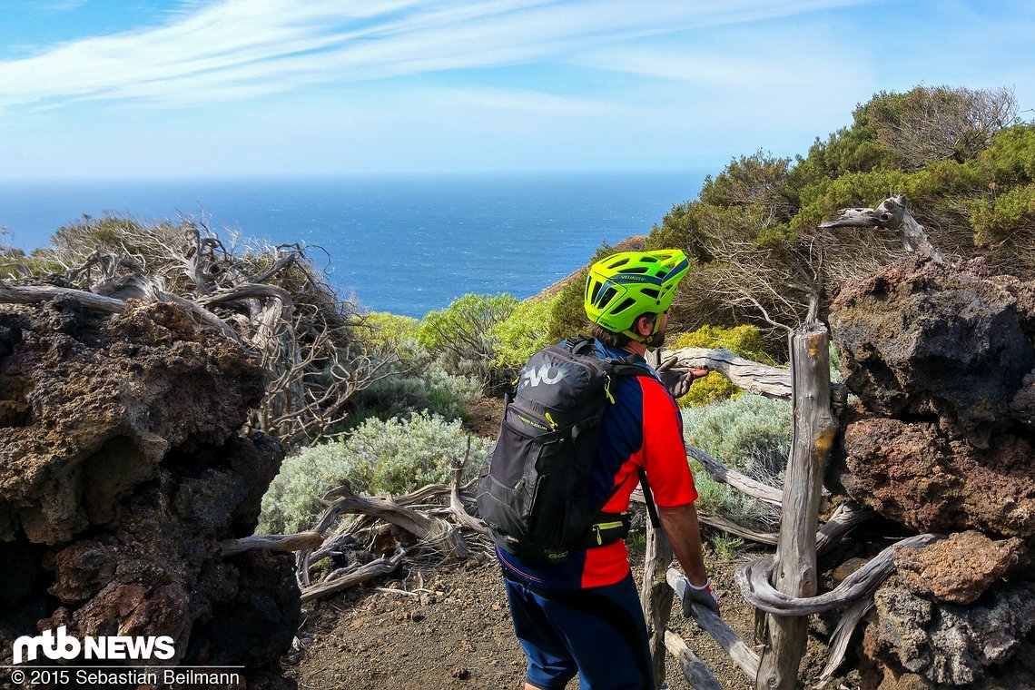 Naturbelassene Tür auf dem Weg zum Meer