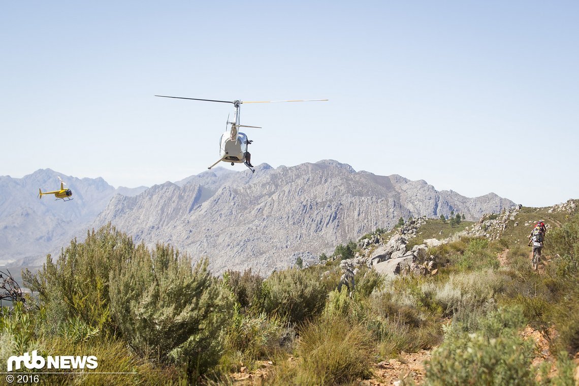 Zwei Helikopter verfolgen die Topfahrer rund um die Uhr.