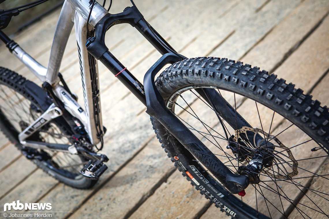 Vorne arbeitet eine RockShox Lyrik RCT3, die ebenfalls 180 mm Federweg bietet.