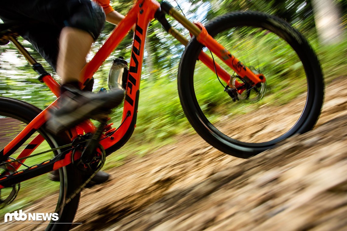 Der steile Sitzwinkel trägt zur angenehmen Sitzposition bei und sorgt für ordentlich Druck auf dem Pedal.