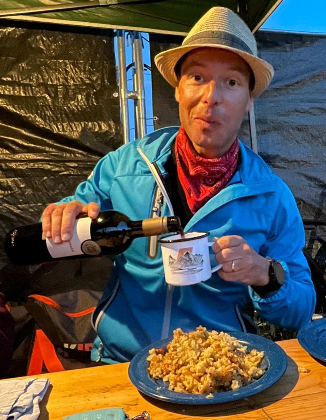 Keine Übernachtung im Hotel, sondern Camping vor dem Rennen. Rotwein zur Henkersmahlzeit hat sich über die Jahre bewährt.