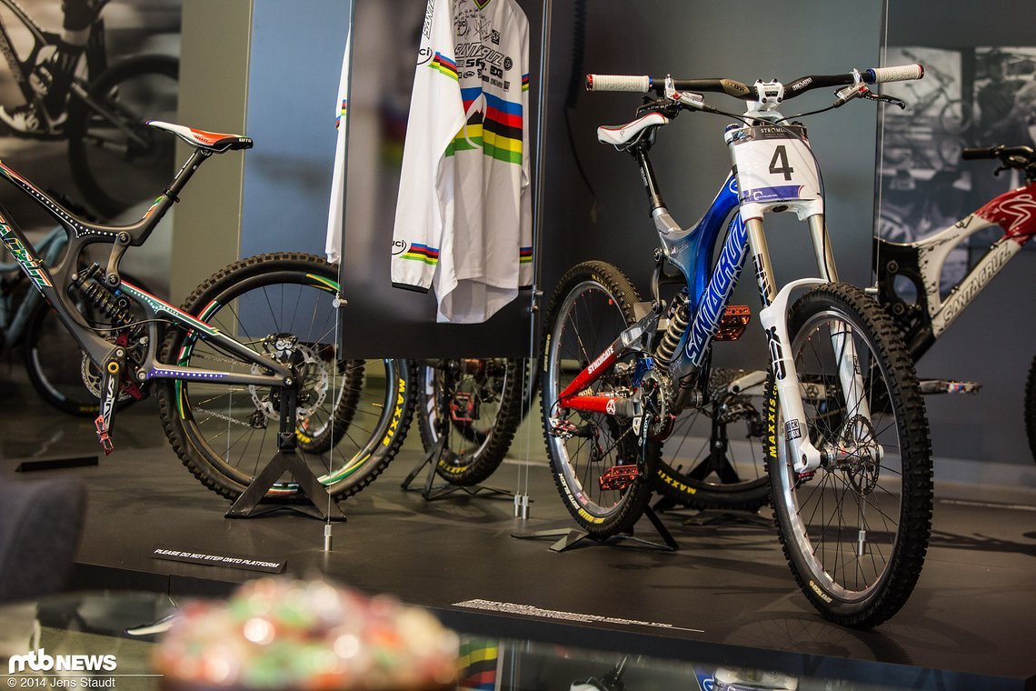 Auch wenn dieses Modell hier dauerhaft im Santa Cruz-Showroom geparkt ist, verbringt Peaty immer gerne Zeit auf seinem Downhill-Bike