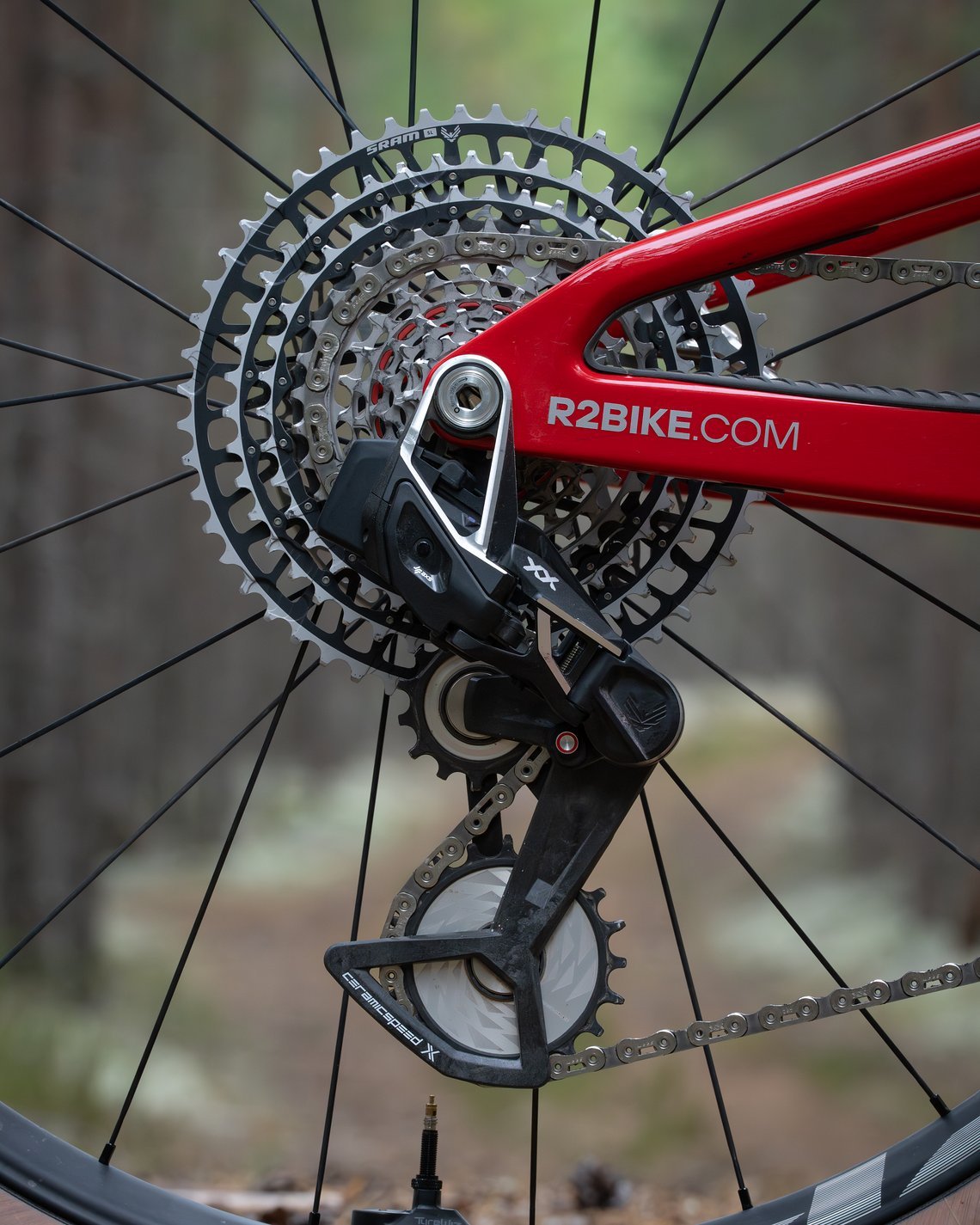 Die SRAM XX SL Eagle wurde kurzerhand mit einem CeramicSpeed X OSPW Schaltwerkskäfig aufgerüstet.