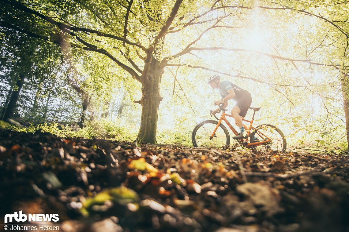 Jan beim Gravel-Testshooting im sphärischen Wuppertaler Wald, wenige Stunden später. Aus dem Augenwinkel sah ich die Sonne durchscheinen, was für mich ein Grund war, nochmal dort zu stoppen und Jan für das Foto die Stelle nochmal fahren zu lassen.