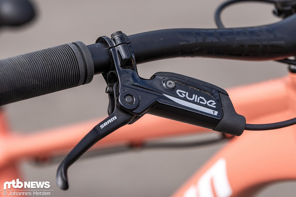 Eine günstige, aber gut funktionierende SRAM Guide T-Bremse ist zum Stoppen des Rades verbaut.