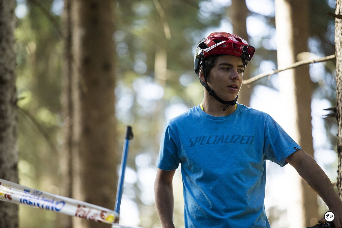 Finn Iles bliebt heute nach seinem harten Crash gestern außerhalb des Tapes, will aber morgen wieder zurück auf dem Bike sein.