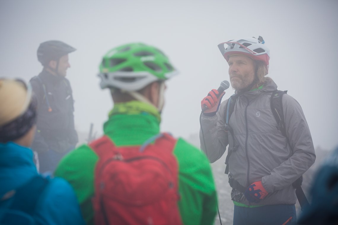 Holger Meyer erklärt die Regeln der ersten Ausgabe der Hörnli Trailjagd