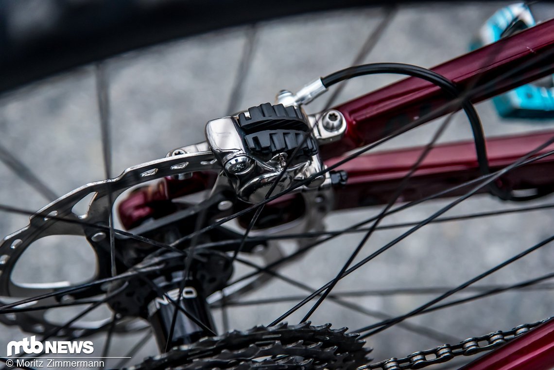 Die 2 Kolben der Shimano-Scheibenbremse und 180 mm kleine Bremsscheiben genügen Jesse Melamed zum Stoppen.